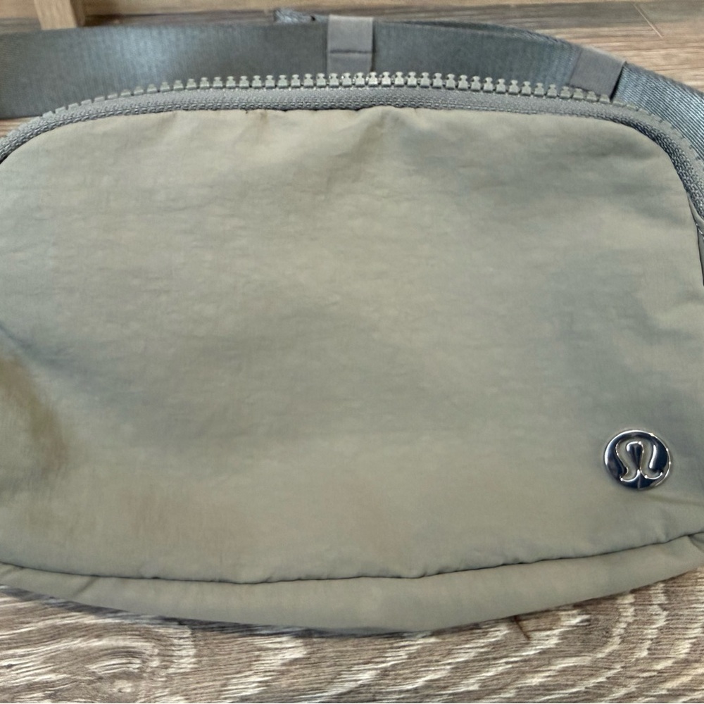 Lululemon Everywhere Belt Bag 1L - Picture 2 of 4
